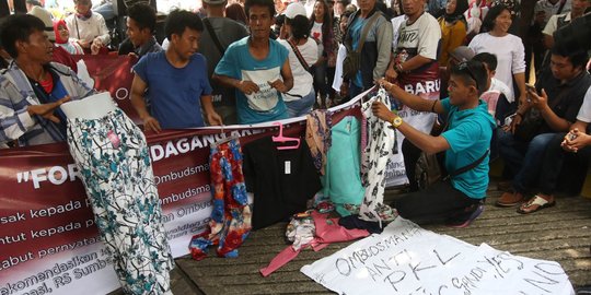 Tuntut keadilan, PKL Tanah Abang gelar lapak di Ombudsman
