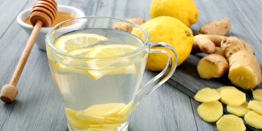 Kebiasaan minum air jeruk lemon di pagi hari berikanmu manfaat sehat ini