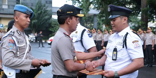 Kapolda Metro beri penghargaan ke satpam yang tangkap pelaku skimming