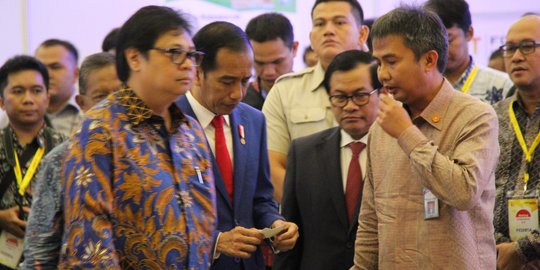 Jokowi tertawa dan sindir Airlangga sebab serba 4 di acara Making Indonesia 4.0