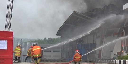 Pabrik tinta di Mojokerto ludes terbakar