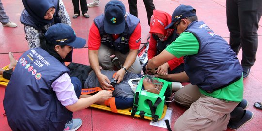 Aksi tenaga medis dalam simulasi penanganan atlet Asian Games 2018