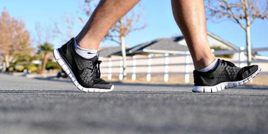 3 Cara asyik turunkan berat badan dengan jalan kaki, mau coba?