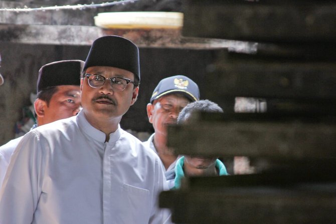 gus ipul berkunjung ke sentra pembuatan brem di madiun