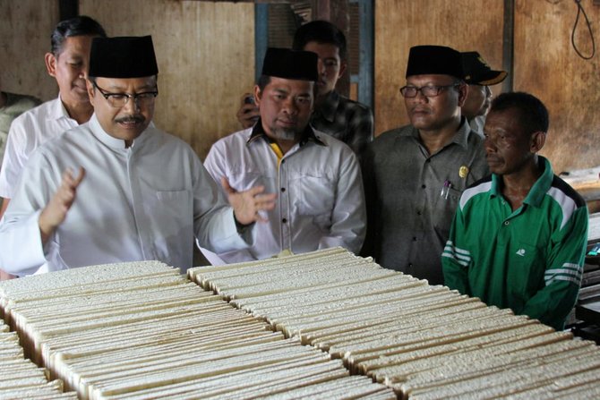 gus ipul berkunjung ke sentra pembuatan brem di madiun