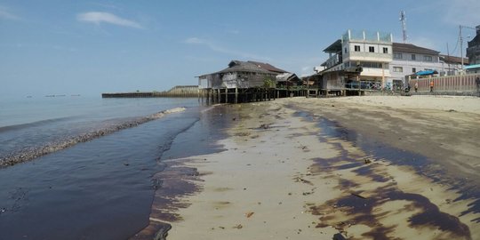 Tumpahan minyak di teluk Balikpapan akibat pipa Pertamina patah