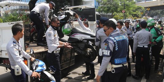 Dishub angkut motor ojek online yang parkir sembarangan