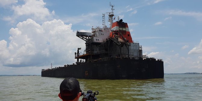 Penjelasan MV Ever Judger soal insiden terbakarnya kapal di teluk Balikpapan