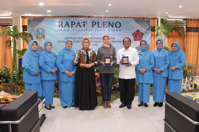 fatma saifullah yusuf menghadiri seminar peran organisasi wanita dalam menyukseskan pemilukada serentak tahun 2018