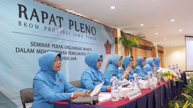fatma saifullah yusuf menghadiri seminar peran organisasi wanita dalam menyukseskan pemilukada serentak tahun 2018