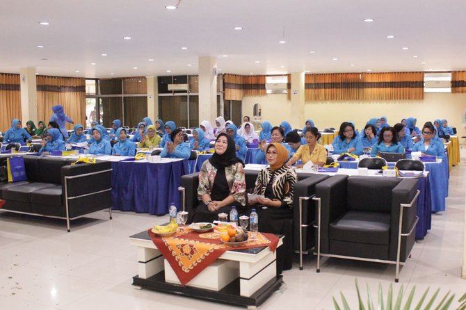 fatma saifullah yusuf menghadiri seminar peran organisasi wanita dalam menyukseskan pemilukada serentak tahun 2018