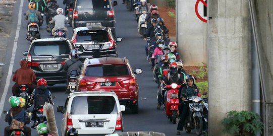 Tingkah nekat pengendara lawan arus di Ciledug