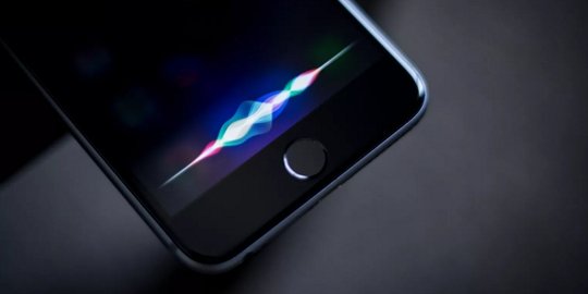 Upaya Apple 'perang' kecerdasan buatan lewat Siri