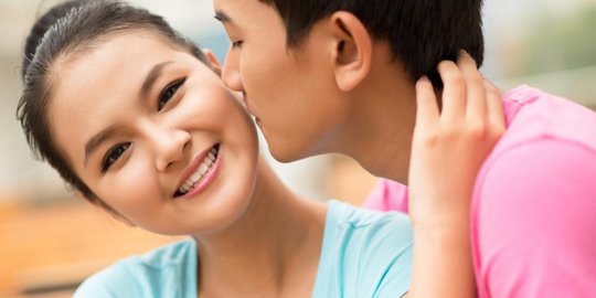 7 Manfaat sehat mencium istri setiap hari selain bahagiakan perasaan