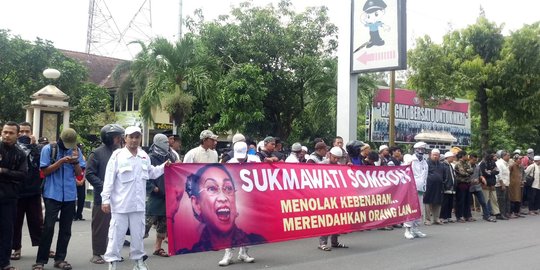 Puisi 'Ibu Indonesia', massa geruduk Polres Surakarta desak tangkap Sukmawati