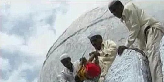 melempar bayi di india rev1