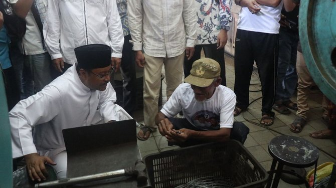 gus ipul kunjungi pengrajin logam