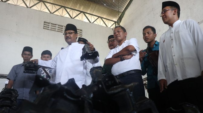 gus ipul kunjungi pengrajin logam