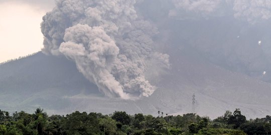 Penampakan mengerikan saat Sinabung kembali muntahkan abu vulkanik