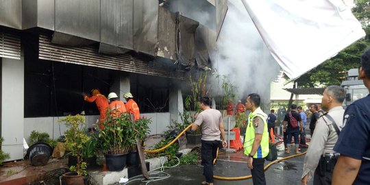 Dugaan sementara gedung SDM Polda Metro Jaya terbakar karena korsleting listrik