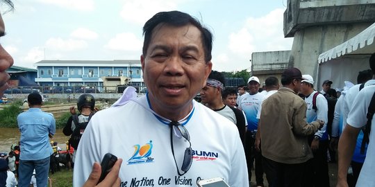 Askrindo serahkan perahu karet ke masyarakat bantaran sungai Ciliwung