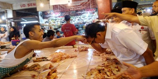 Kunjungi Pasar Agung Depok, Sandiaga cium tangan penjual ayam