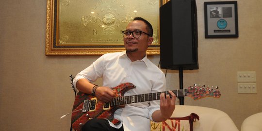 Tak disangka, menteri-menteri ini jago main alat musik
