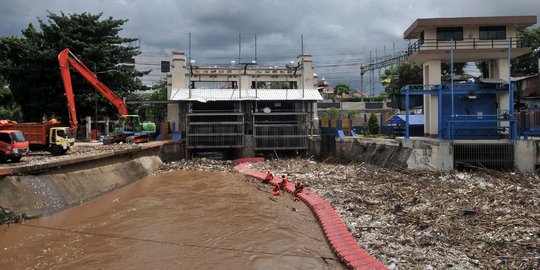 Tumpukan sampah kembali penuhi pintu air Manggarai