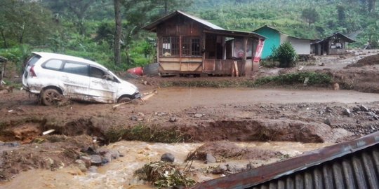 Banjir bandang di Desa Sukawangi, akses alternatif Bogor-Cianjur terputus