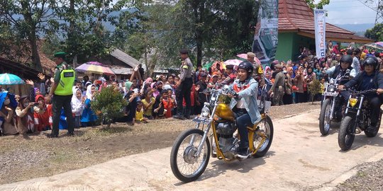 Mirip Dilan, Presiden Jokowi tinjau Desa Citarik naik motor Chopperland