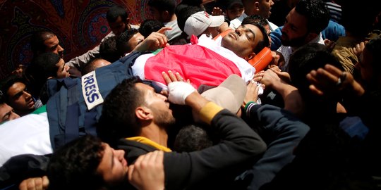 Duka selimuti pemakaman jurnalis Palestina yang tewas ditembak Israel