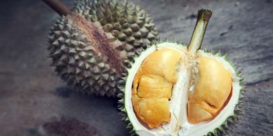 Palak tak diberi, dua preman di Cirebon tebas pedagang durian pakai samurai