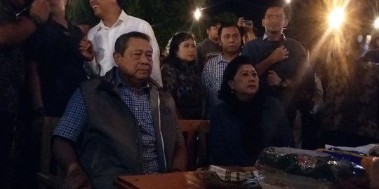 SBY & Ibu Ani nikmati suasana Yogyakarta, makan angkringan diiringi angklung