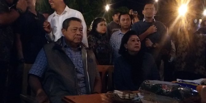 SBY & Ibu Ani nikmati suasana Yogyakarta, makan angkringan diiringi angklung