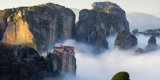 7 Tempat ibadah paling menakjubkan yang dibangun di atas awan