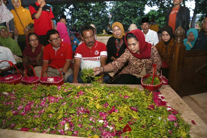 puti guntur ziarah ke makam bung karno