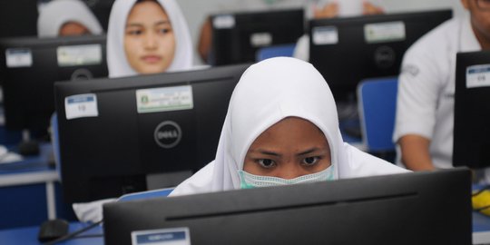 Para siswa SMA melaksanakan UNBK