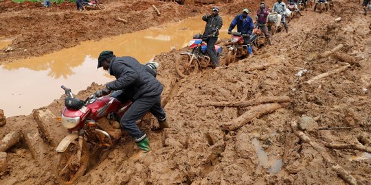 Perjuangan warga bersusah payah lewati jalan berlumpur