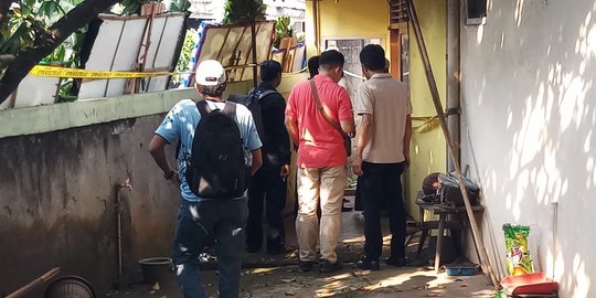 Polisi periksa CCTV & bercak darah di lokasi pembunuhan pensiunan TNI AL