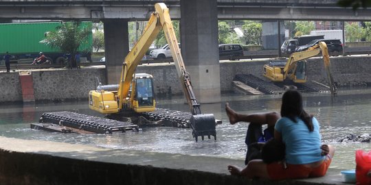 Antisipasi banjir, Waduk Grogol dikeruk alat berat