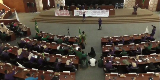 Tolak kenaikan BBM, mahasiswa kuasai & salat di ruang paripurna DPRD Sumut