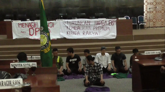 mahasiswa demo bbm di paripurna dprd sumut