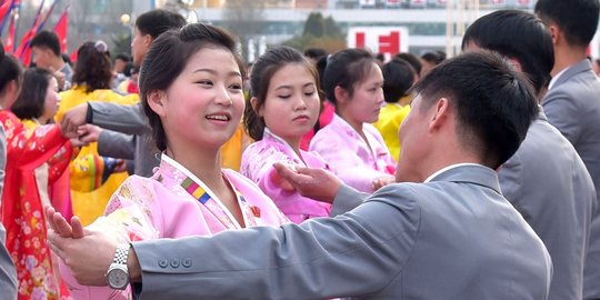 Aksi pelajar cantik Korea berdansa di peringatan HUT ke-25 pemilihan Kim Jong Il