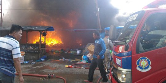 Api berkobar di Pasar Serpong, lima unit kios ludes terbakar