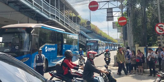 Transjakarta terjebak macet uji coba underpass Matraman, penumpang ganti angkutan