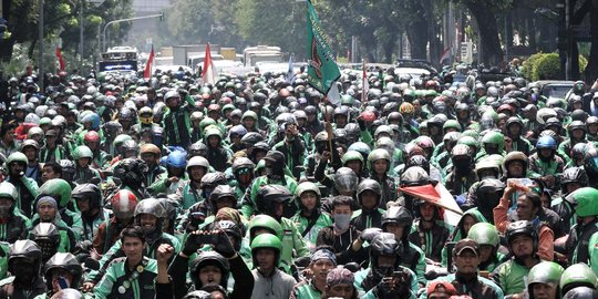 Wanita pengemudi mobil mewah tabrak ojek online hingga patah kaki