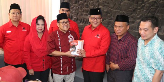 Kunjungi kantor PKB, Sekjen PDIP kasih buku bergambar Bung Karno