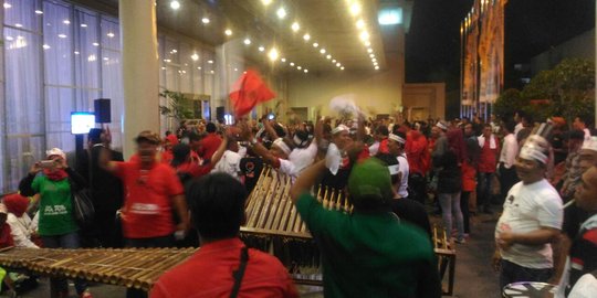 Ratusan pendukung Gus Ipul - Puti dominasi di luar gedung debat kandidat