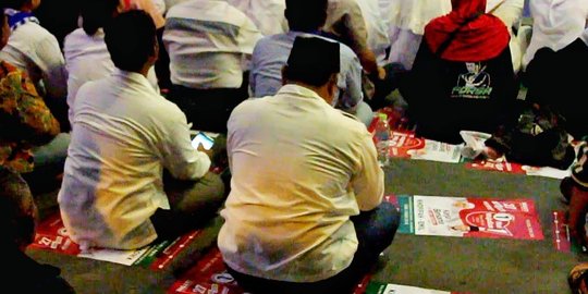 Poster Khofifah-Emil malah diinjak-injak dan dipakai alas duduk pendukungnya sendiri