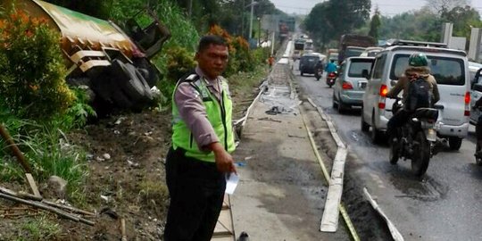 2 Pekerja pelebaran jalan di Sibolangit tewas dilindas truk CPO